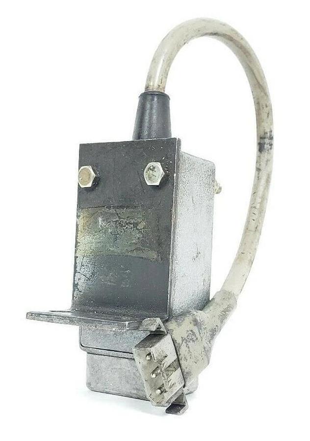 Used FUJI ELECTRIC CO. PEW-1AT/U PROXIMITY SWITCH W/ 11.5'' IN. CABLE & MOUTING ARM