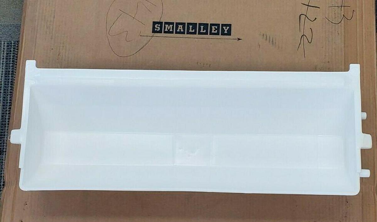 BOX OF 6 NEW SMALLEY MANUFACTURING 05-0007 IP-24 / HDPE CONVEYOR CONTAINERS