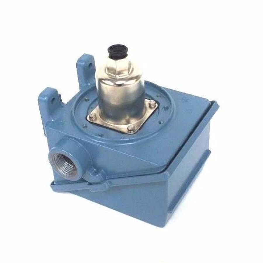 NIB UNITED ELECTRIC CONTROLS H400-15890 PRESSURE SWITCH 0-10PSI, H40015890