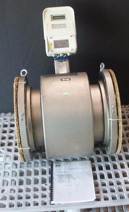 NEW MASTER METER MODEL: MC 208 P/N: QAZ 179 CONVERTER ELECTROMAGNETIC FLOW METER