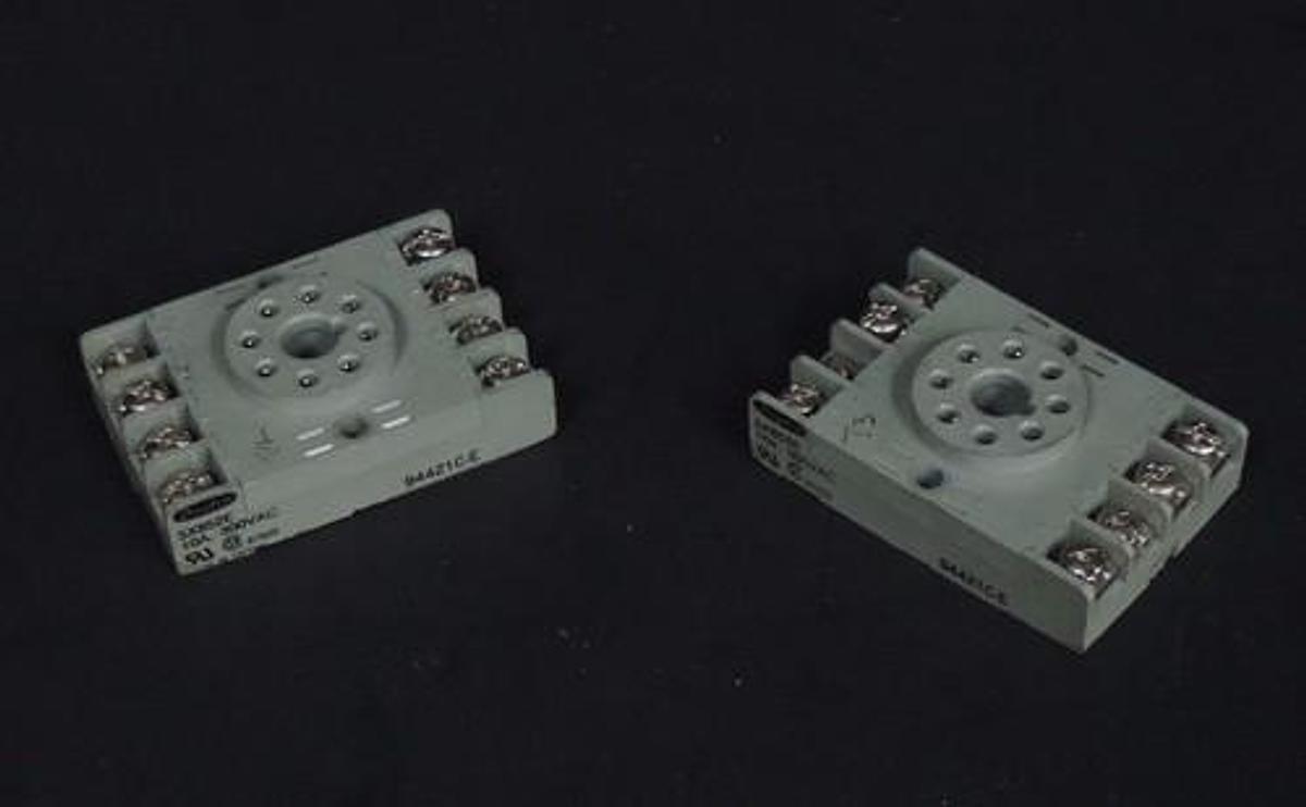 Used LOT OF 2 DAYTON 5X852E RELAY SOCKETS 10A 300VAC 94421C-E