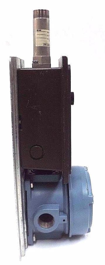 Used UNITED ELECTRIC 820E-2BS THERMOSTAT EXPLOSION-PROOF W/ UE 800
