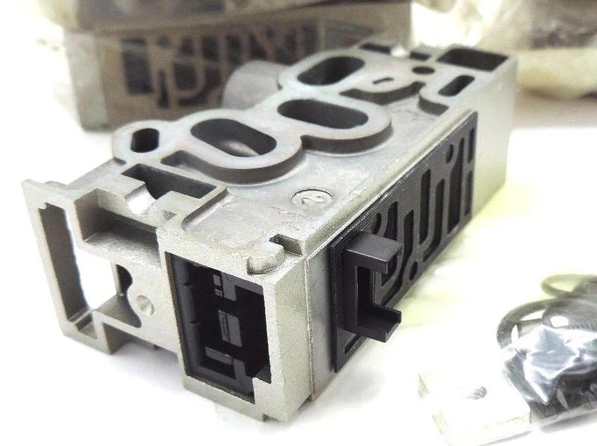 LOT OF 6 NEW SMC VVFS2000-20A-1 PNEUMATIC VALVE MANIFOLDS W/ HARDWARE VVFS200020