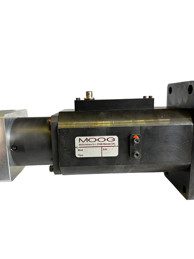 Used NEW MOOG CC32330 SERVO GEARMOTOR / CYLINDER LAGAK1 2925817 CONVERTER