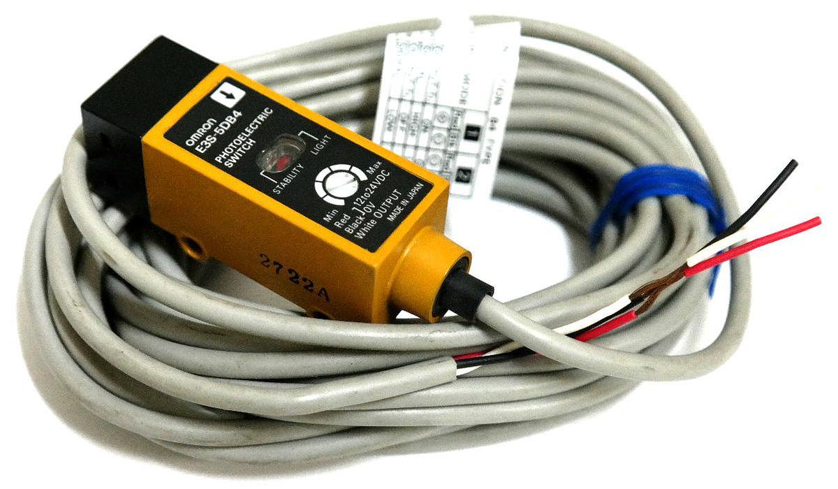 Used NEW OMRON E3S-5DB4 PHOTOELECTRIC EMITTER 5M RANGE 12-24VDC E3S5DB4
