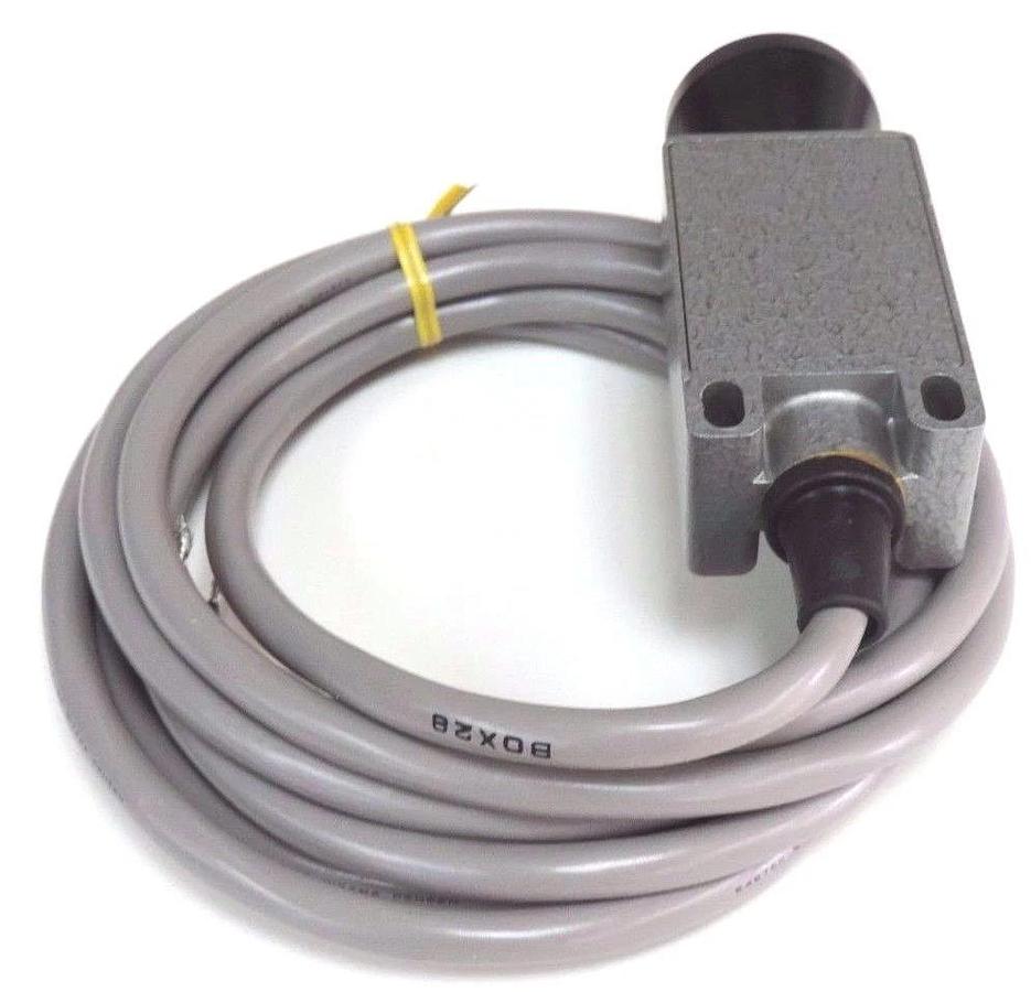 Used NIB FUJI PEW-5AT/U PROXIMITY SWITCH PEW5ATU, 120V, 1AMP RESISTANCE