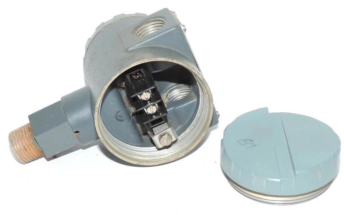 Used FOXBORO MODEL 892-2 P/I CONVERTER REF. 89N52797-16A2 INPUT: 3-15 PSI MWP: 15 PSI