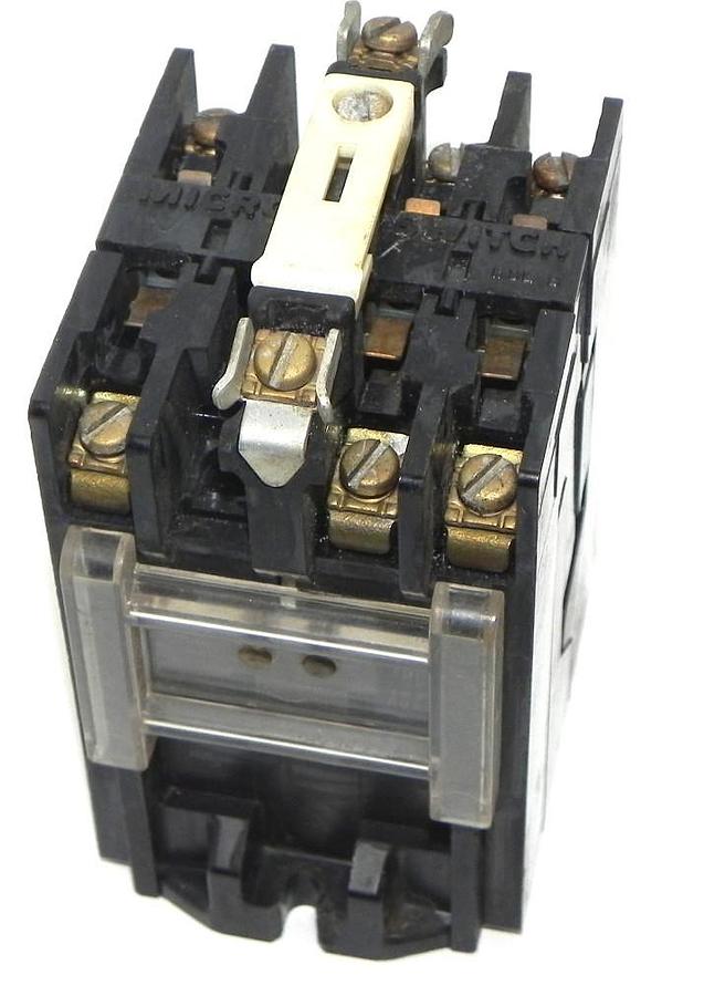 Used MICRO SWITCH RYFA30 MDL B RELAY MDLB, RYFA30, 600 VAC MAX. 10 AMP CONT