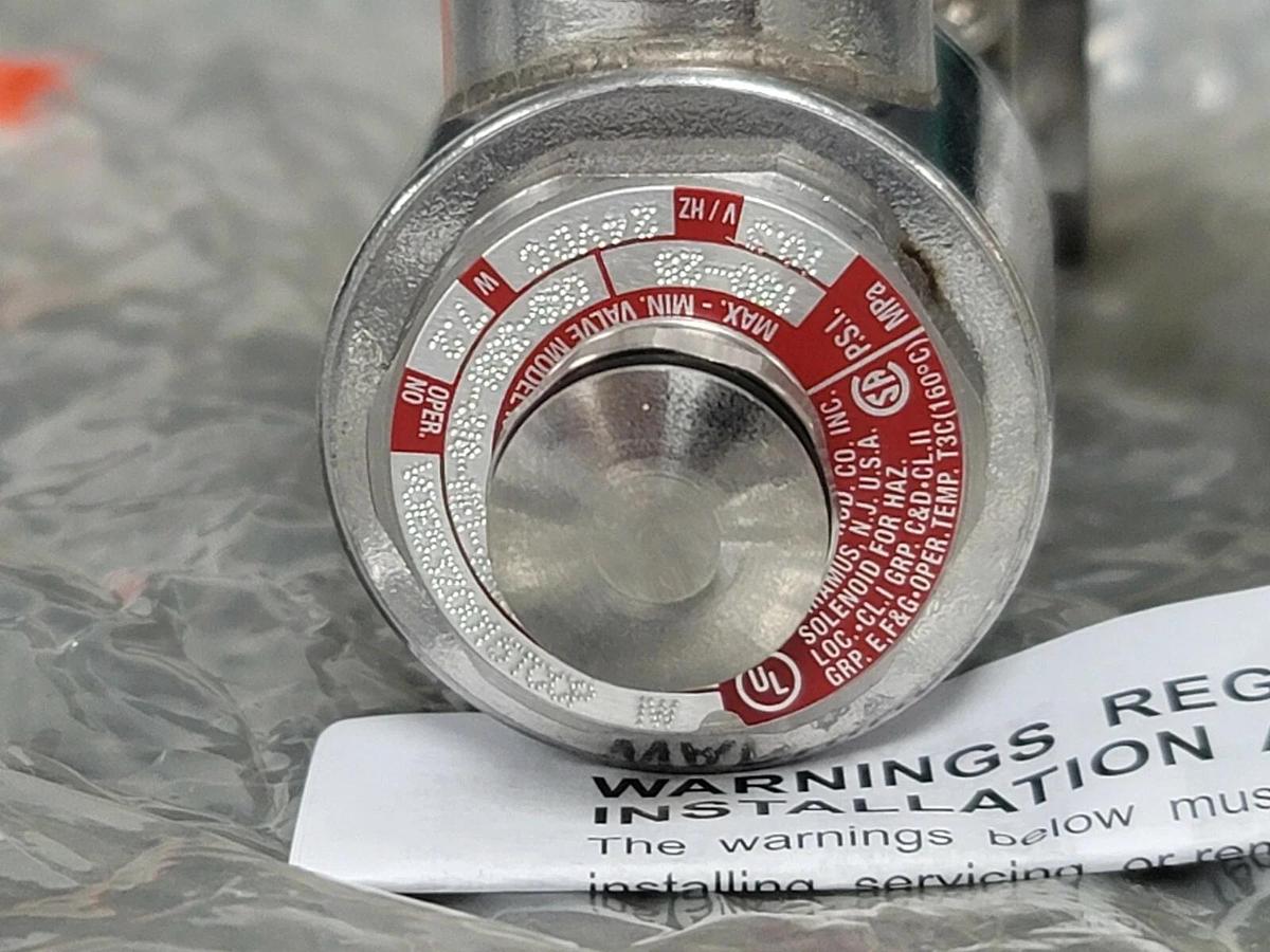Used NIB VERSA VALVES CGS-3331-316-NE1-XXE4-D024 THREE-WAY VALVE 24VDC