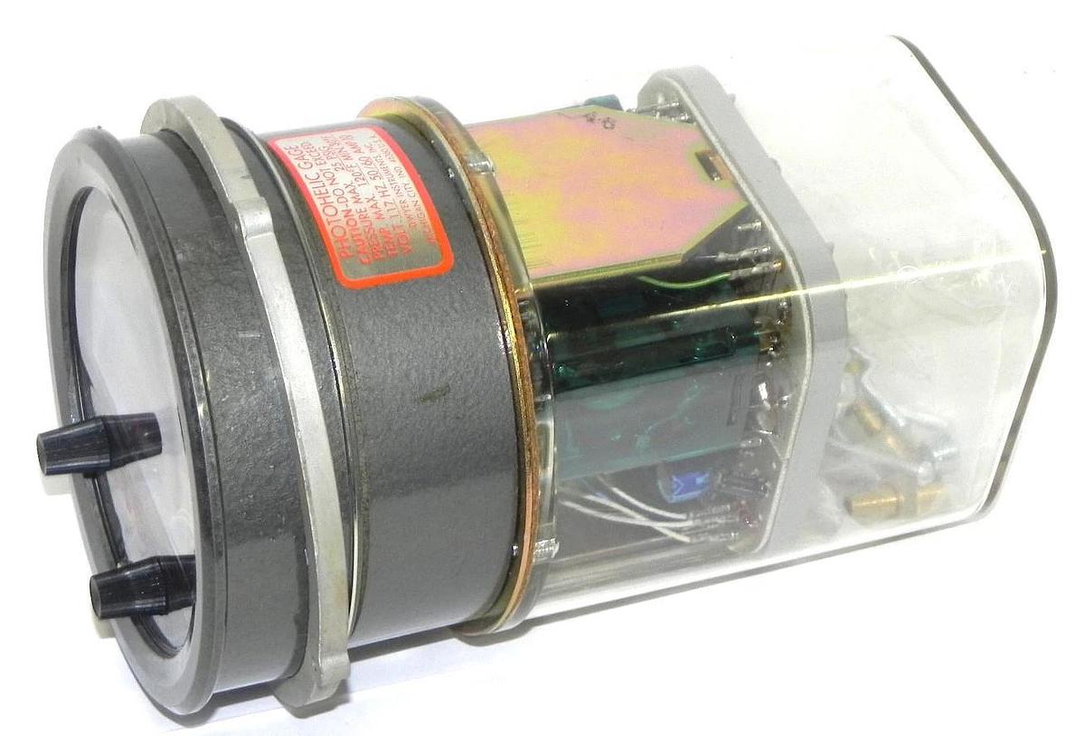 Used NIB DWYER 3005C PHOTOHELIC PRESSURE SWITCH/GAGE