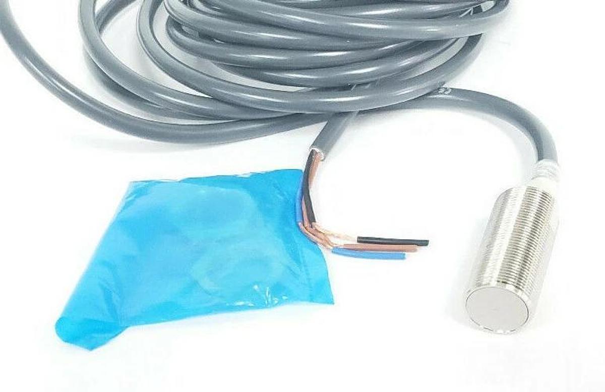 Used NEW OMRON E2E-X5E2 PROXIMITY SWITCH E2EX5E2, 12 TO 24VC, 5M