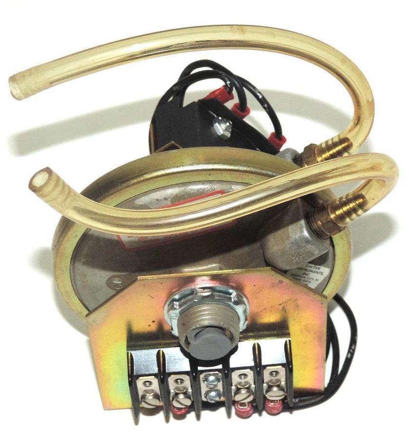 Used DWYER 1824-1 VERTICAL DIAPHRAGM PRESSURE SWITCH 15A 18241