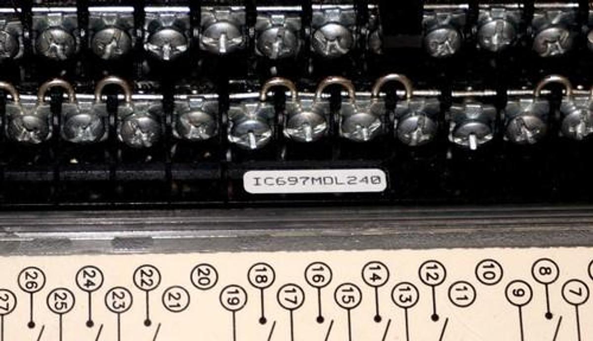 Used GE FANUC IC697MDL240B INPUT MODULE 120VAC IC697MDL240