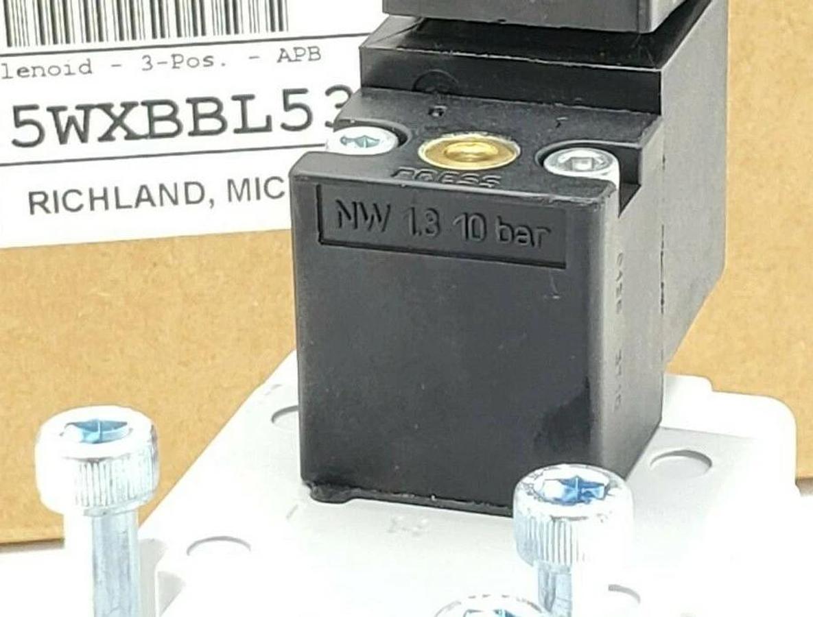 NIB PARKER H25WXBBL53C DOUBLE SOLENOID VALVE 3-POS. APB 145PSIG 120VAC