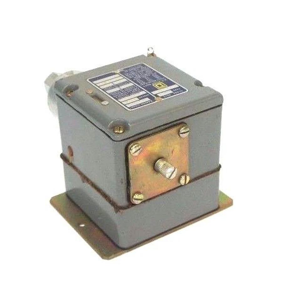 Used SQUARE D 9012-DCW8 PRESSURE SWITCH SER B, 20-150 PSI RANGE, 9012DCW8