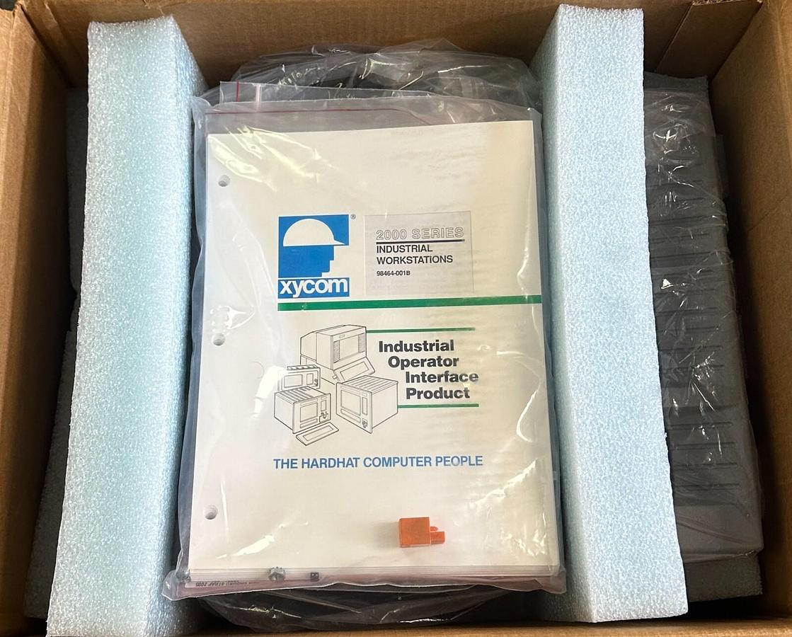 Used XYCOM 2005 / 97958-021 2000 SERIES INDUSTRIAL WORKSTATION 9" 90-250V .86A NSMP