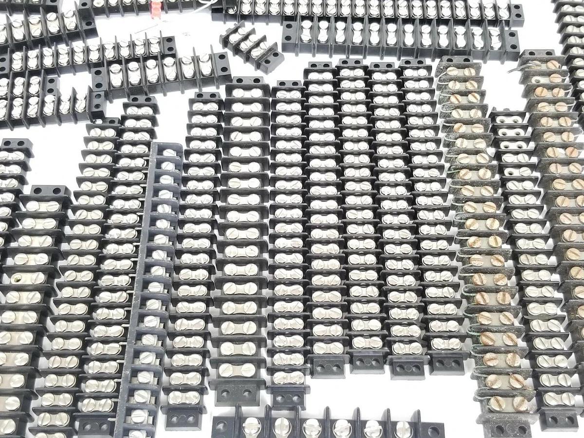Used ~SEVEN POUNDS 7LBS OF ASSORTED SIZE CINCH WIRE TERMINAL BLOCKS / CONNECTORS