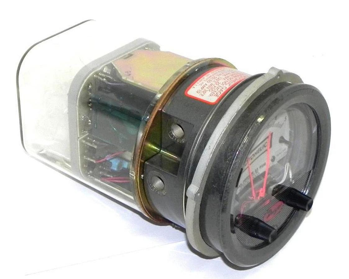 Used NIB DWYER 3005C PHOTOHELIC PRESSURE SWITCH/GAGE
