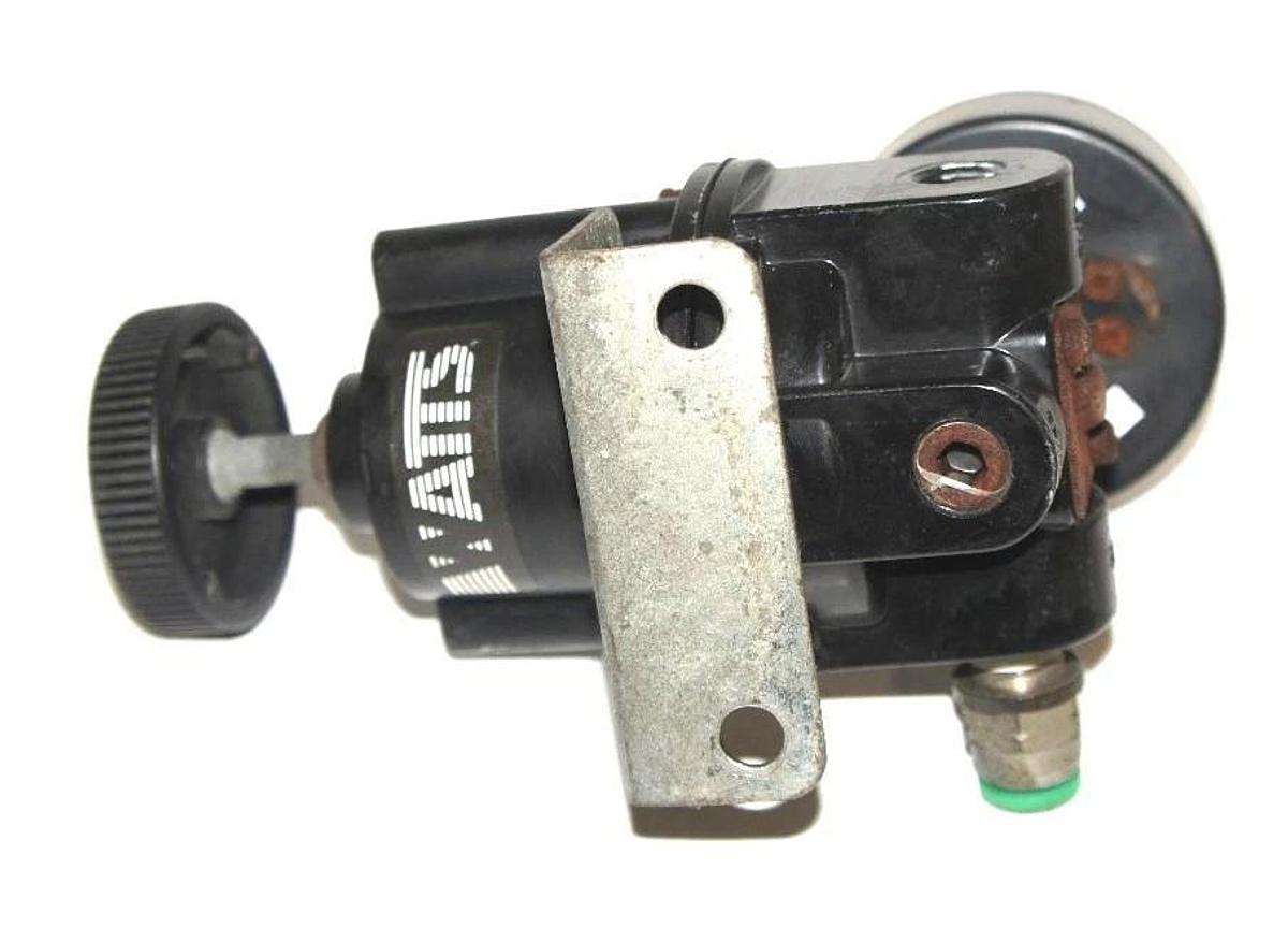 Used WATTS R230-02B REGULATOR, 1/4" NPT, 0-30 PSI, R23002B