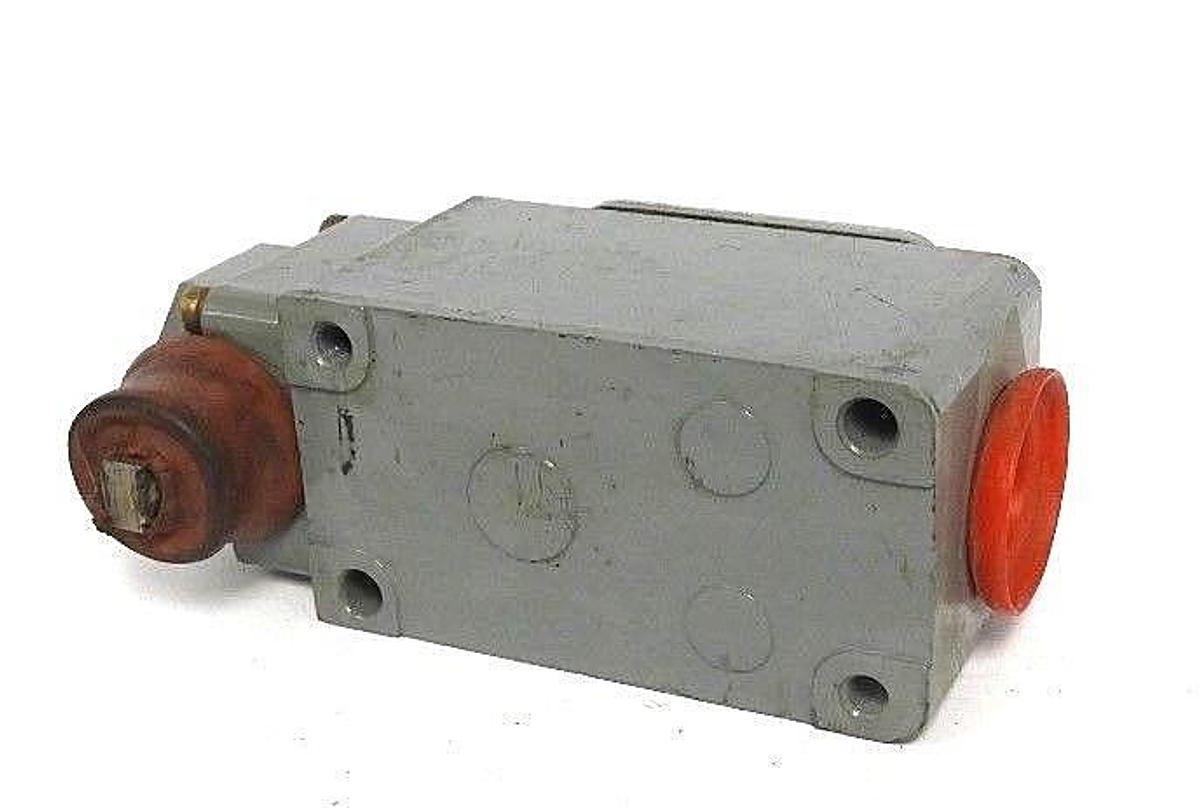 Used CUTLER-HAMMER 10316H872C LIMIT SWITCH 600V AC MAX.