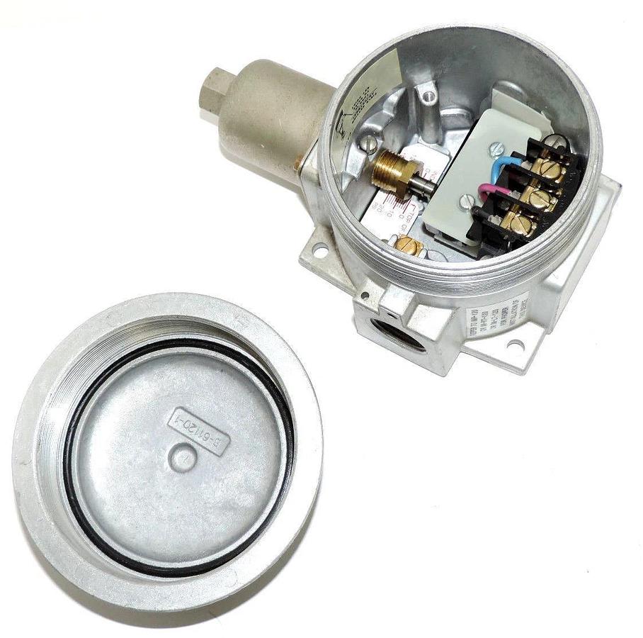 Used UNITED ELECTRIC CONTROLS CO. J120-9758-144 PRESSURE SWITCH 15AMPS, 480VAC