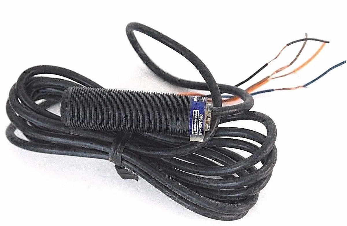 Used NEW TELEMECANIQUE XU1-P18PP340 PHOTOELECTRIC SENSOR 072750 XU1P18PP340