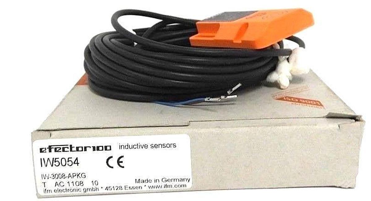 Used NIB IFM EFECTOR IW5054 PROXIMITY SWITCH INDUCTIVE IW-3008-APKG, 10-36 VDC