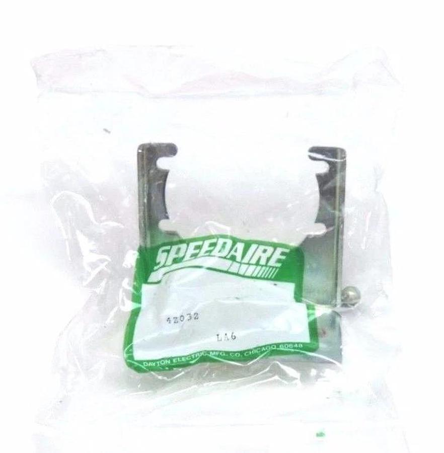 Used BOX OF 16 NEW SPEEDAIRE 4Z032 MOUNTING BRACKETS