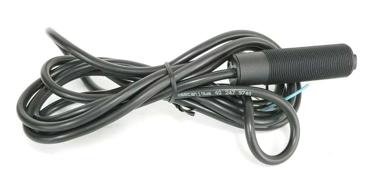 Used TELEMECANIQUE PROXIMITY SENSOR UNKNOWN PART NUMBER 40 247 9740