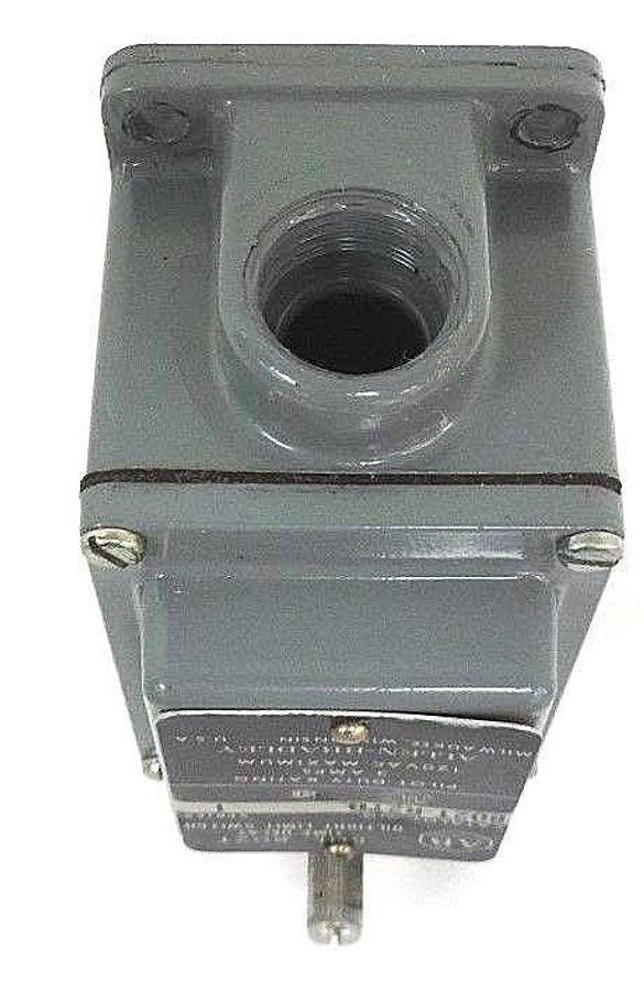 Used ALLEN BRADLEY 802T-R2TD SER. 1 TIME DELAY OILTIGHT LIMIT SWITCH W/ Z-24811 HEAD