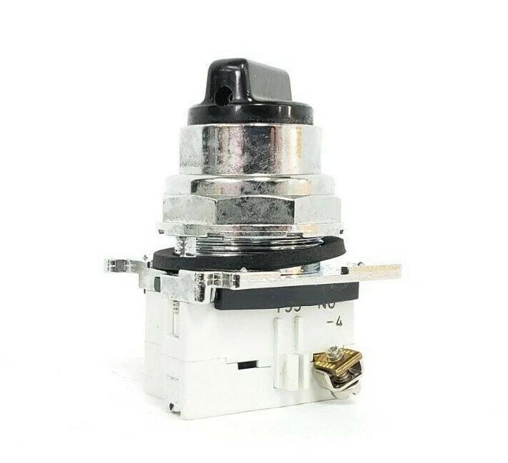 Used CUTLER-HAMMER 2-POSITION SELECTOR SWITCH W/ 10250T/91000T SER. D2 CONTACT BLOCK
