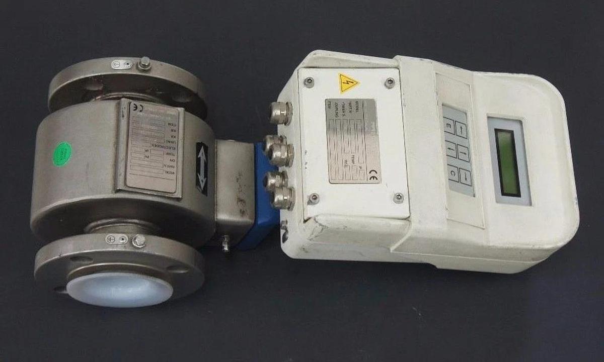 NEW MASTER METER MODEL: MC 208 P/N: QAZ 134 CONVERTER ELECTROMAGNETIC FLOW METER