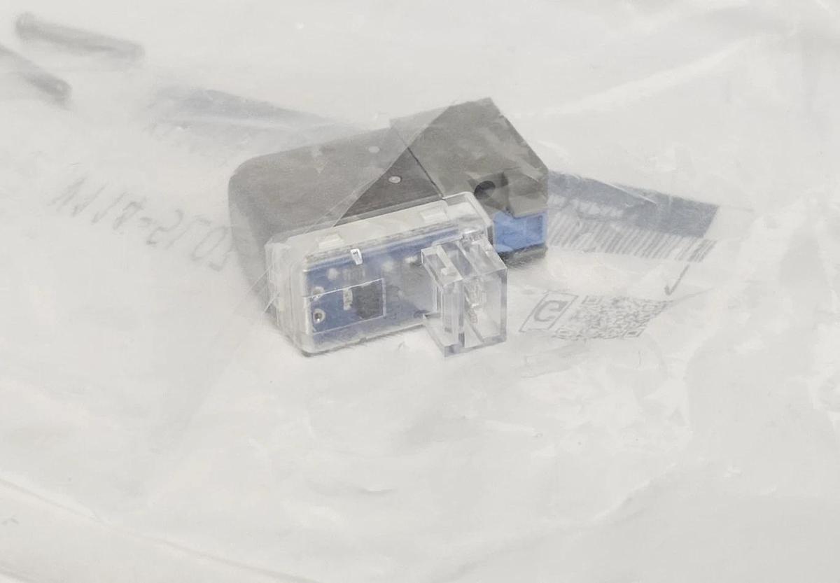 Used NEW SMC V114-5LOZ SOLENOID VALVE V1145LOZ BASE MOUNT (DC) 24VDC 2 PIN