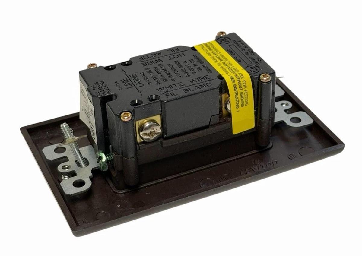 Used LOT OF 2 NIB LEVITON 7899 SMARTLOCK PRO GFCI RECEPTACLES 20A-15V BROWN