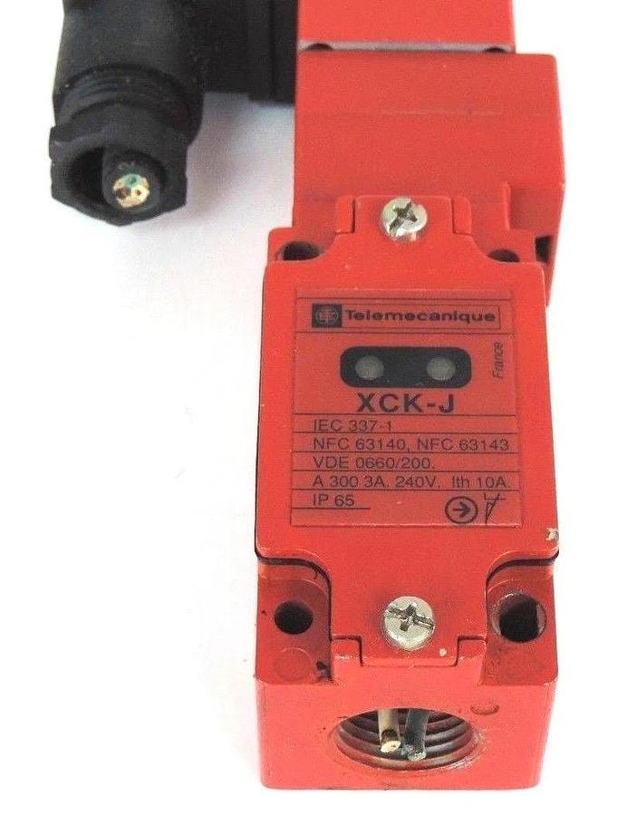 Used TELEMECANIQUE XCK-J5954F3H4 SAFETY SWITCH XCKJ5954F3H4 W/ ZCK-J922H4 CONNECTOR