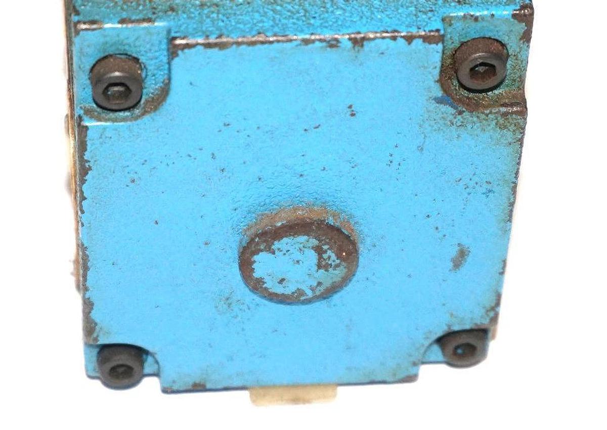 Used SPERRY VICKERS DG4S4 012A W D 50 DIRECTIONAL VALVE W/ 400824 COIL, 400872