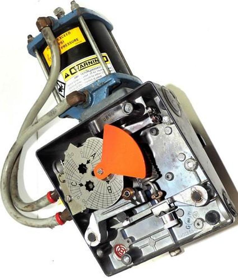 Used BAILEY AV1121040 PNEUMATIC POSITIONER WITH DEZURIK 9454201 PowerRAC CYLINDER