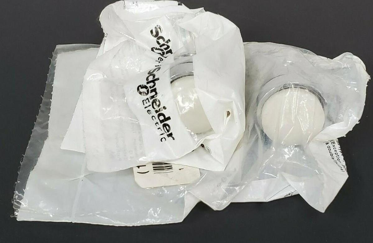 LOT OF 2 NEW TELEMECANIQUE ZB4BW11 PUSH BUTTONS 37256