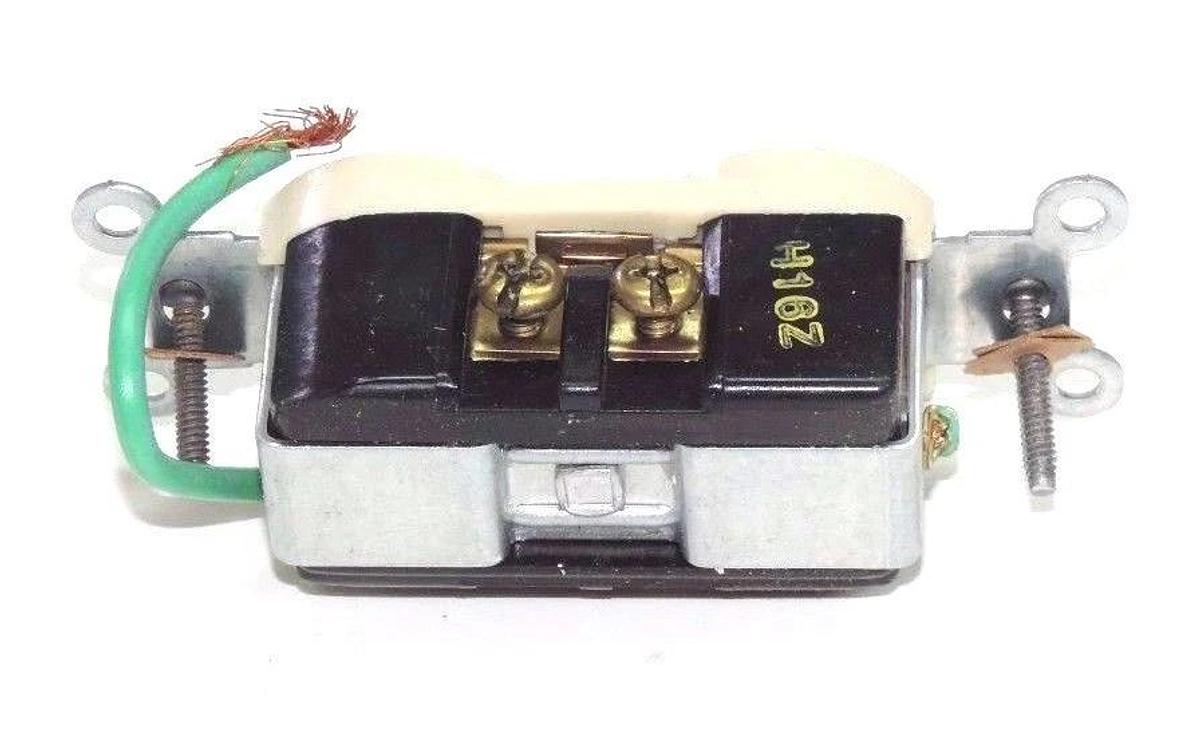 Used LOT OF 5 NIB LEVITON 5224-2I IVORY DUAL SINGLE POLE SWITCHES 15A