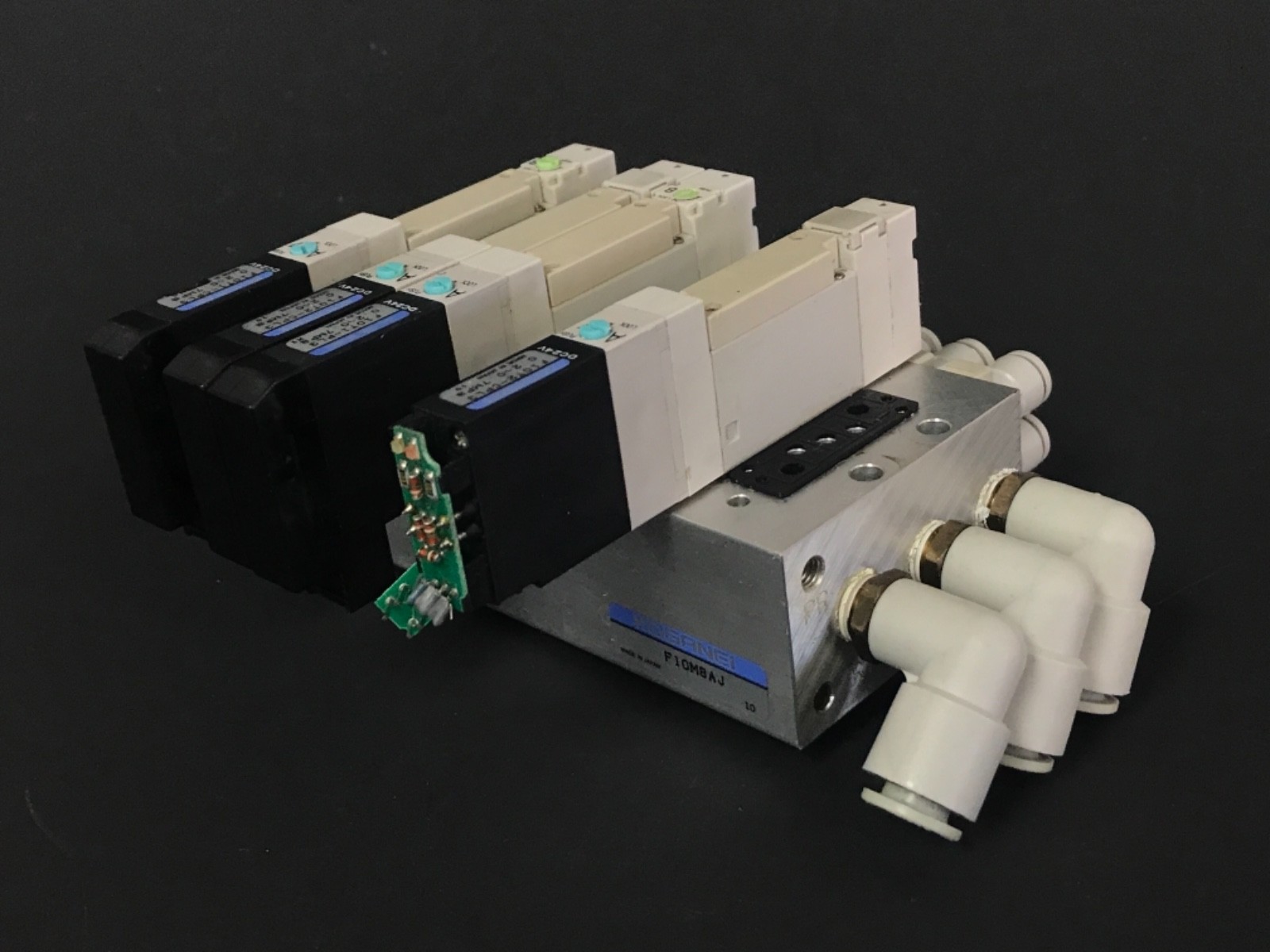 Used KOGANEI F10M8AJ SOLENOID MANIFOLD BLOCK WITH (4) F10T2-CPL3 VALVES