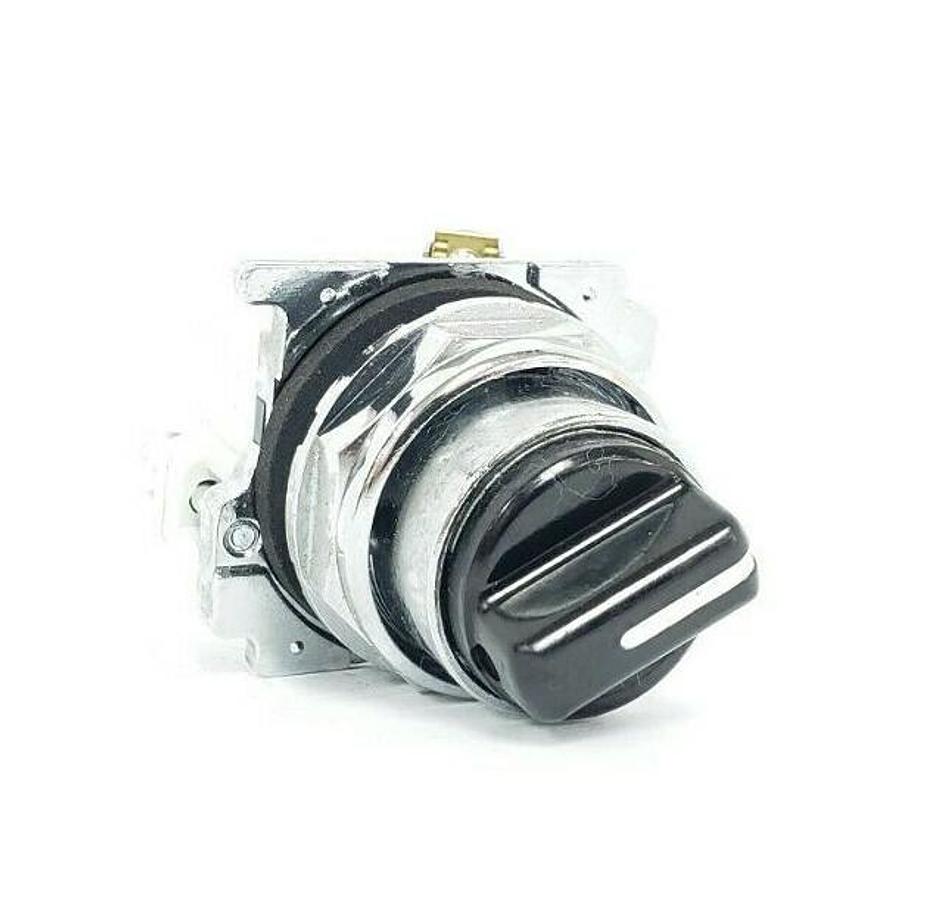 Used CUTLER-HAMMER 2-POSITION SELECTOR SWITCH W/ 10250T/91000T SER. D2 CONTACT BLOCK