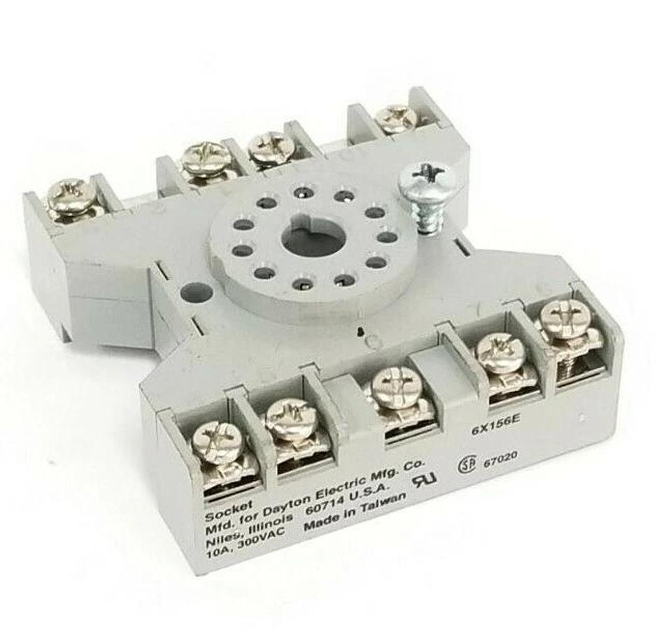 Used DAYTON 6X156E SOCKET 10A, 300VAC
