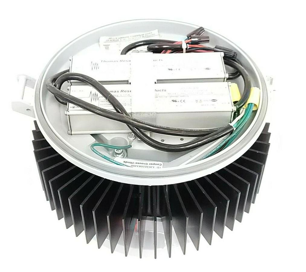 Used NEW COOPER CROUSE-HINDS VMV9L LED LIGHT W/ (2) TRC-050S110SC LED DRIVERS