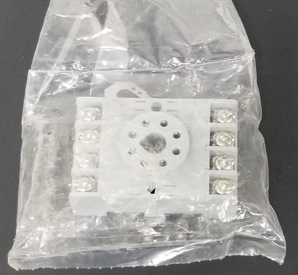 Used NEW DAYTON 5X852E RELAY SOCKET 10A, 300V, 8-BLADE