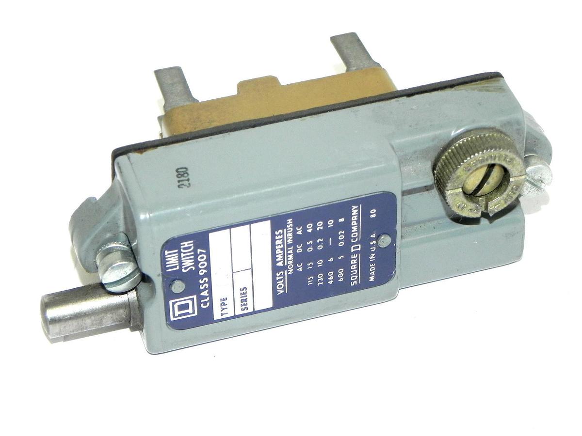 Used SQUARE D 9007 AO-46 LIMIT SWITCH W/ 9007 AO-6 SNAP SWITCH
