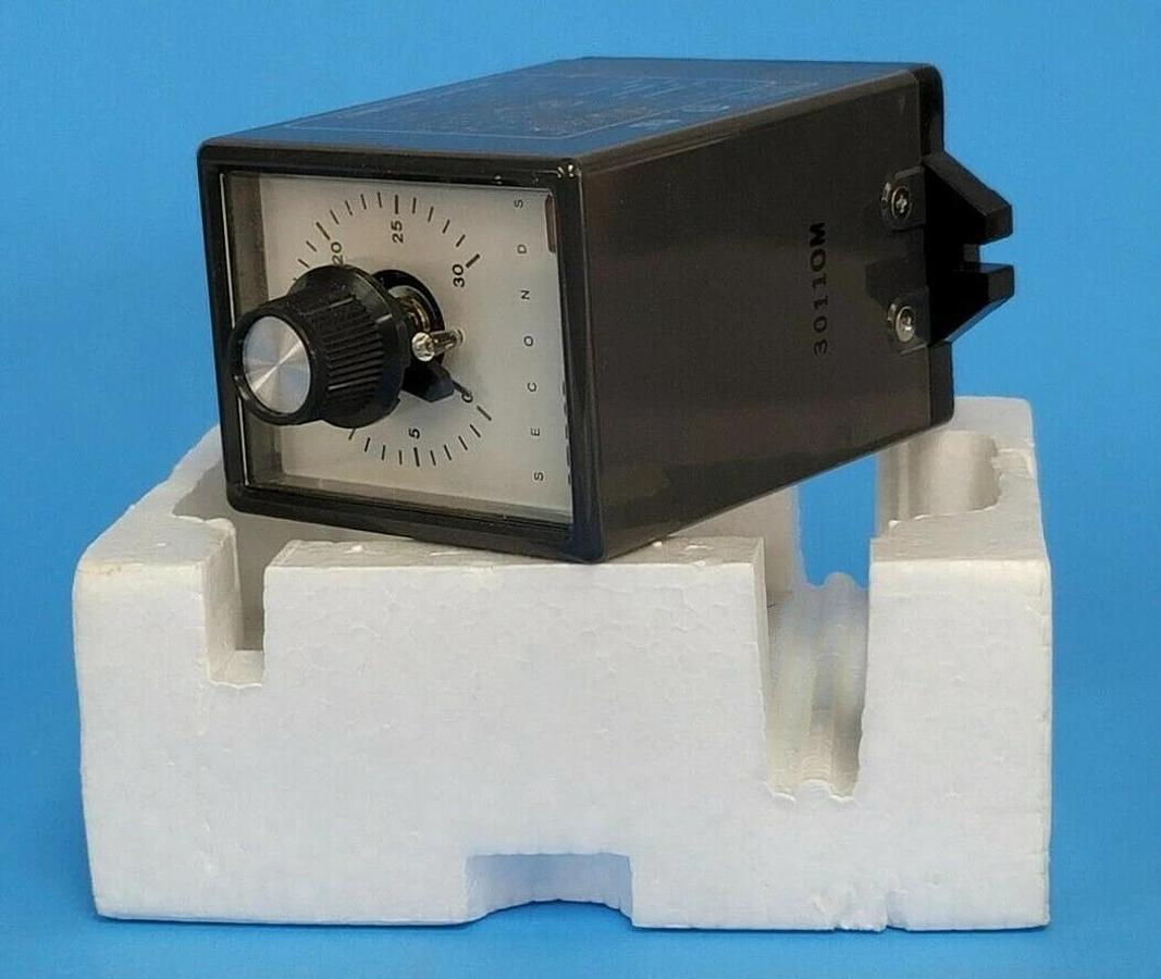 Used OMRON STP-MND-AB-UA TIME DELAY RELAY 0.5-30 SEC 8PIN STPMNDABUA IN BOX