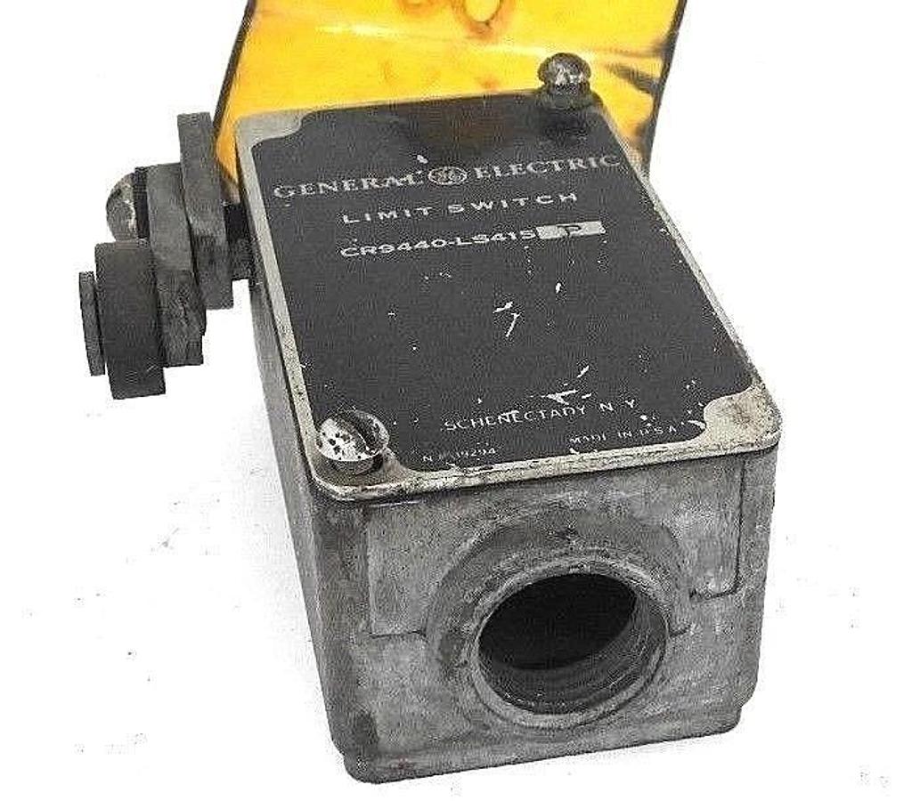 Used GENERAL ELECTRIC CR9440-LS415P LIMIT SWITCH ROLLER LEVER LEFT SIDE CR9440LS415P
