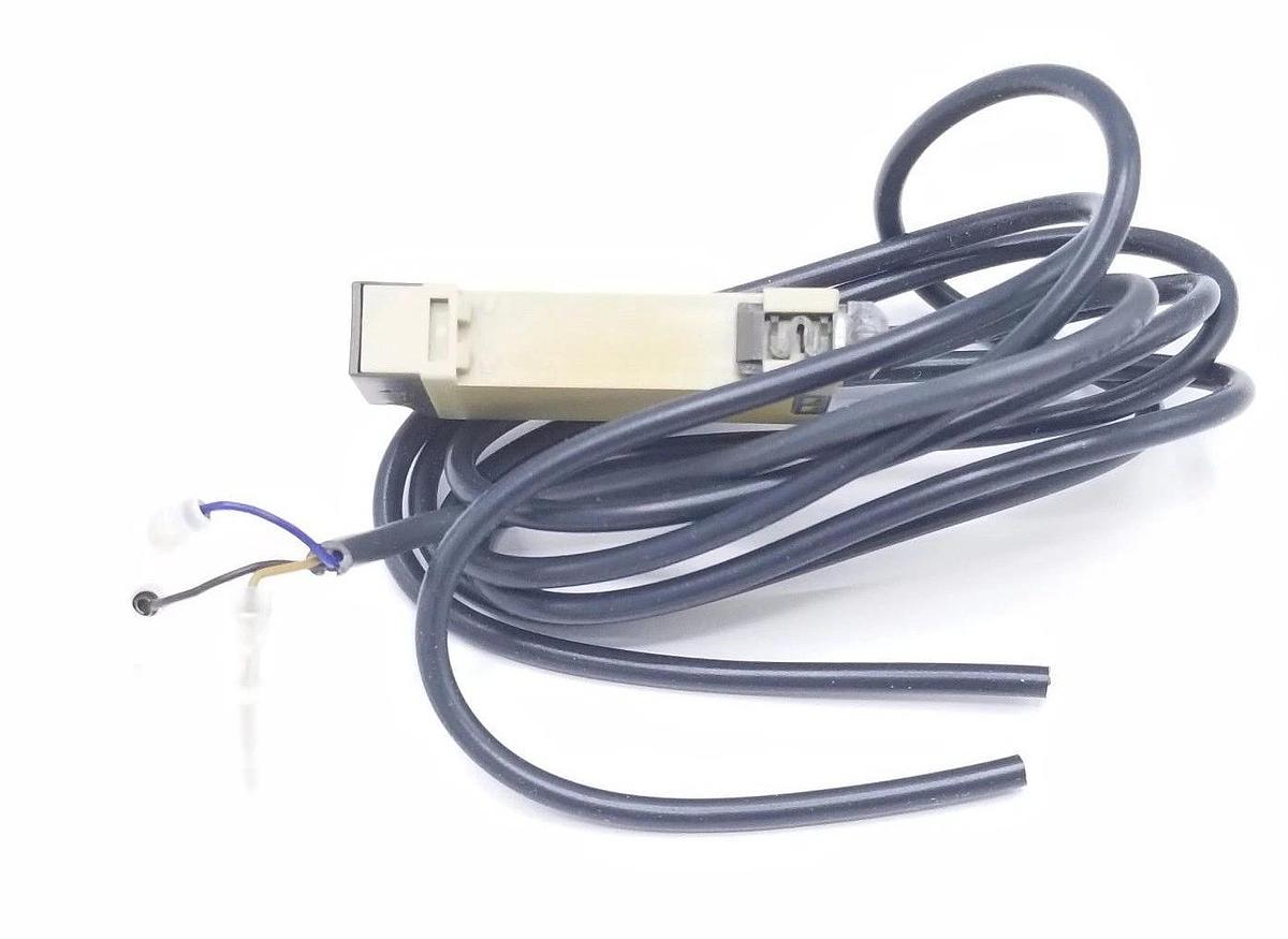 Used OMRON E3X-A11 PHOTOELECTRIC SWITCH E3XA11, 10 TO 30 VDC