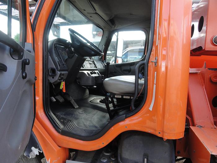 Used 2011 Freightliner/ Versalift M2106/ v0270 Elevator