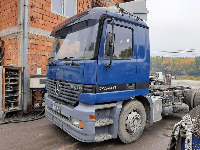 Gebruikt 1999 MERCEDES BENZ 2540 6x2 chassis, 3 pedals , spring in the front